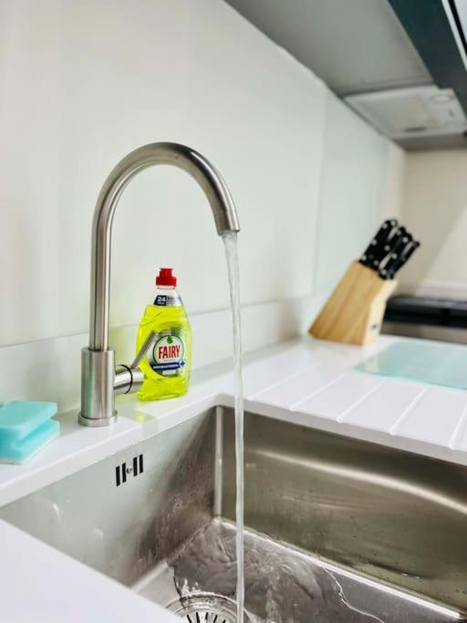 Lovely Studio Apartment With Free Parking Included! Manchester Exteriör bild