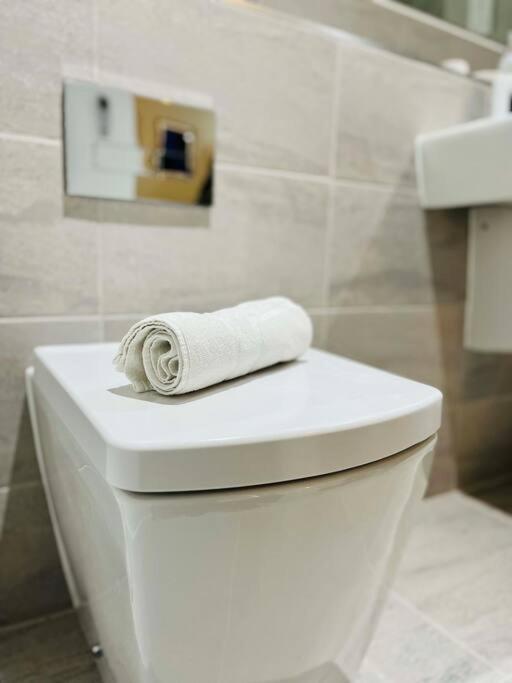 Lovely Studio Apartment With Free Parking Included! Manchester Exteriör bild