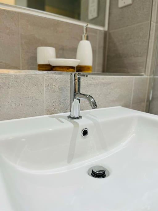 Lovely Studio Apartment With Free Parking Included! Manchester Exteriör bild