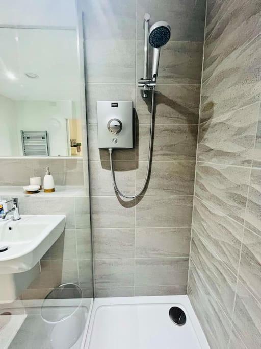 Lovely Studio Apartment With Free Parking Included! Manchester Exteriör bild